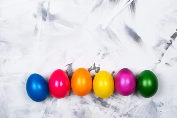 Ovos Multicoloridos Brilhantes Sobre Fundo Branco Cinza Texturizado Conceito Páscoa — Fotografia de Stock