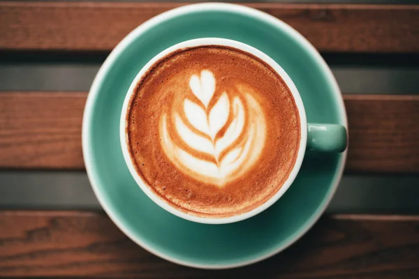 Kopp Cappuccino Med Latte Konst Trä Bakgrund Platt Liggstil — Stockfoto