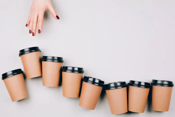 Belas Mãos Seguem Xícaras Papelão Fundo Pastel Conceito Distância Flat — Fotografia de Stock