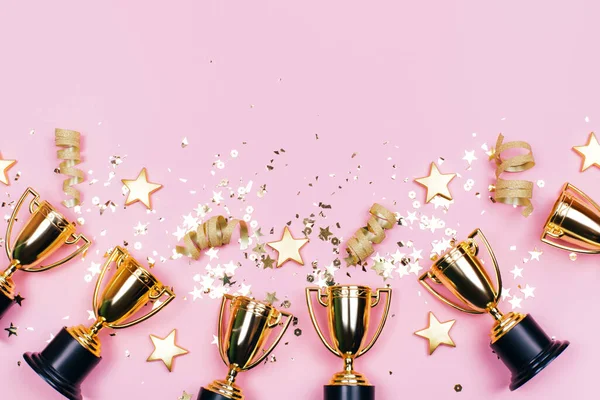 Winnaar Bekers Met Confetti Feestelijke Sterren Een Pastel Achtergrond Met — Stockfoto