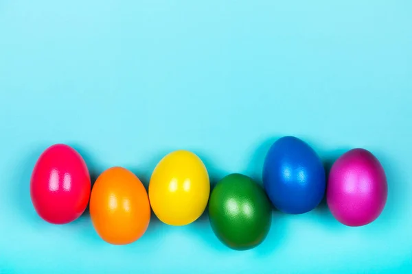 Различные Красочные Яйца Неоновых Модных Цветах Голубом Пастельном Фоне Пасхальная — стоковое фото