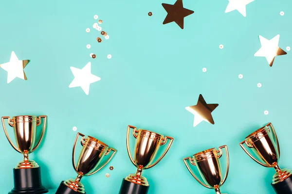 Copos Ouro Vencedor Com Confete Brilhante Fundo Azul Com Espaço — Fotografia de Stock