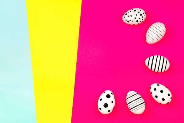 Различные Графические Вручную Окрашенные Яйца Ярко Розовом Фоне Пасхальная Концепция — стоковое фото