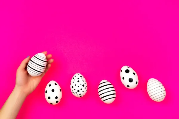 Ovos Pintados Mão Gráficos Diferentes Fundo Rosa Brilhante Conceito Páscoa — Fotografia de Stock