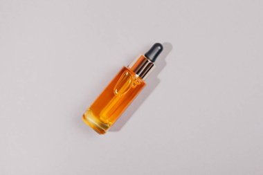 Cilt bakımı şişesi turuncu kap. Düzleştirme biçimi.