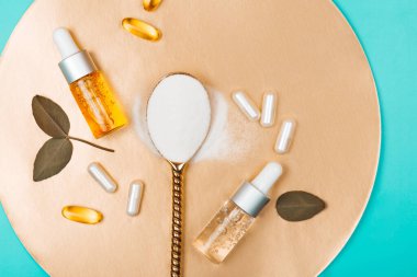 Farklı türde kolajen. Toz, kapsül, tablet ve sıvı.