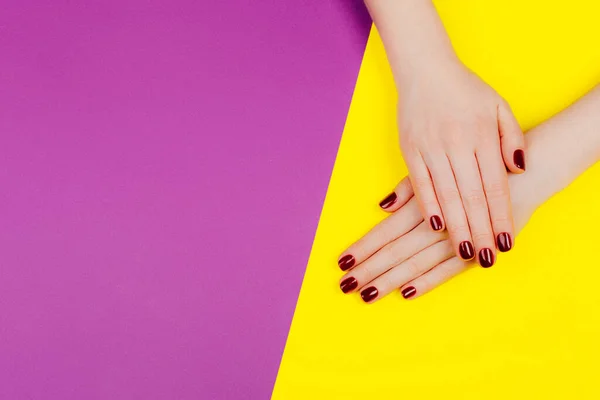 Manos Mujer Con Manicura Color Rojo Oscuro Sobre Fondo Divididas —  Fotos de Stock