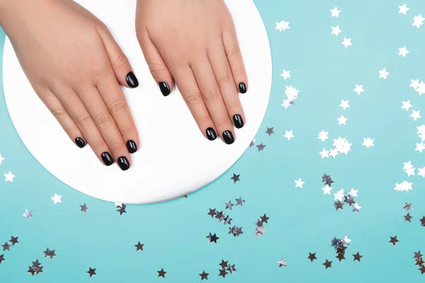 Gümüş Çemberde Siyah Manikürlü Kadın Elleri Pastel Mavi Arka Plan — Stok fotoğraf