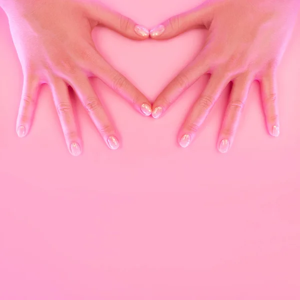 Ręce Młodej Kobiety Wykonały Gest Kształtu Serca Modnym Neonowym Świetle — Zdjęcie stockowe