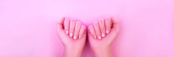 Manos Femeninas Con Manicura Perfecta Luz Neón Moda Sobre Fondo —  Fotos de Stock