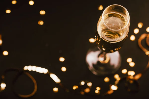 Deux Verres Champagne Avec Décoration Dorée Sur Fond Noir Élégant — Photo