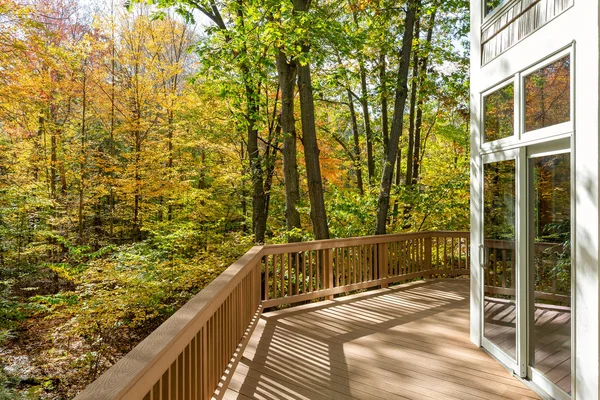 Großes Deck zu Hause im Wald — Stockfoto