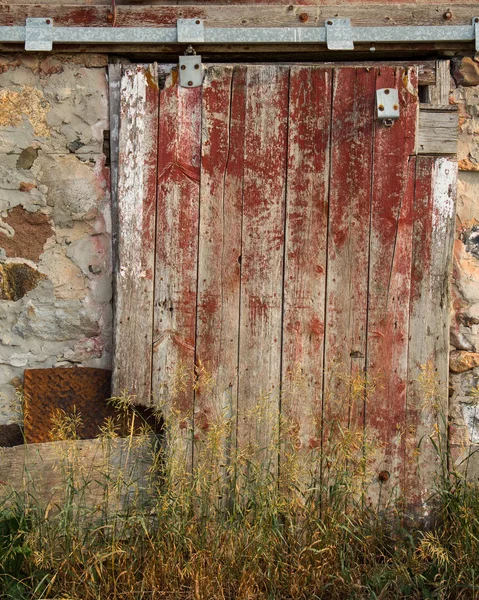 Kalıplı Kırmızı Ahır Kapısı — Stok fotoğraf