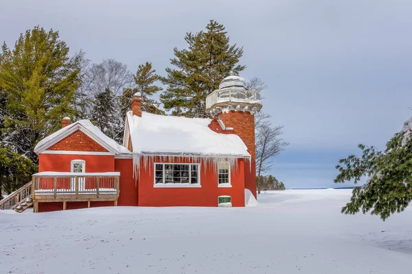 Faro Ladrillo Rojo Situado Nieve Profunda Rodeado Pinos Verdes Espacio — Foto de Stock