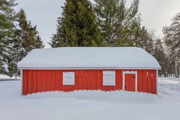 Röd Skjul Med Vita Fönsterluckor Som Ligger Djup Snö Och — Stockfoto