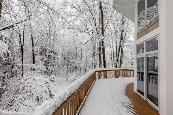 Groot Composiet Dek Een Luxe Huis Het Bos Sneeuw Winter — Stockfoto