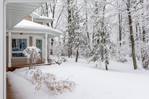 Casa Moderna Bosque Nieve Pesada Invierno Los Conceptos Podrían Incluir —  Fotos de Stock