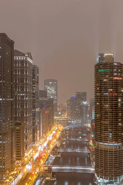 Widok Chicago Nocy Mglisty Wieczór Patrząc Zachód Wzdłuż Rzeki Chicago — Zdjęcie stockowe