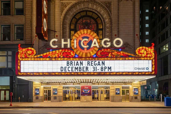 2018年12月30日 シカゴのノースステートストリートにある象徴的なシカゴ劇場が夜に見られました 劇場は1921年にオープンし 1980年代に改装されました 劇場は有名なランドマークであり シカゴの象徴です ストックフォト