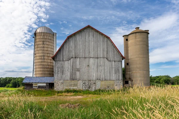 Antiguo Granero Blanco Con Dos Silos Colindantes Los Conceptos Podrían Imagen De Stock