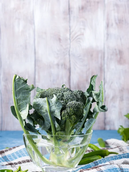 Rå färsk broccoli i en vas med vatten — Stockfoto