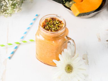 Beyaz ahşap masa üzerinde kabak güler yüzlü