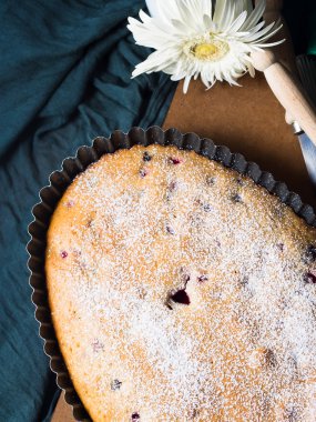 Vegan oval kek çilek ile
