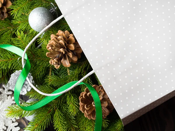 Dárková taška s vánoční jedle větví a ozdoby — Stock fotografie