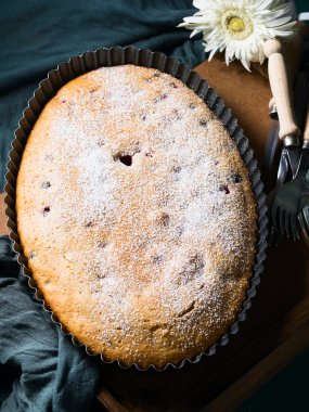 Oval kek koyu arka plan üzerine