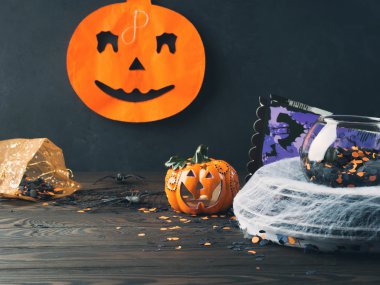 Cadılar Bayramı sembolleri koyu arka plan üzerinde