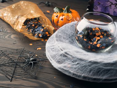 Cadılar Bayramı partisi natürmort koyu arka plan üzerinde