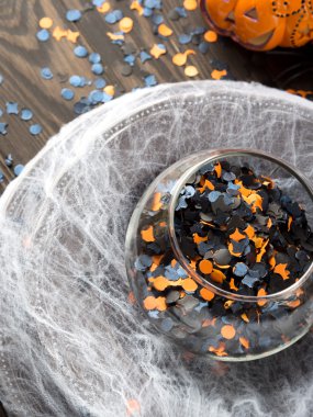 Cadılar Bayramı partisi sembolleri koyu arka plan üzerinde