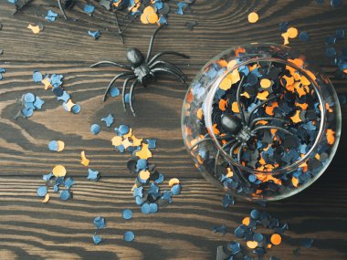 Cadılar Bayramı partisi konfeti koyu arka plan üzerinde