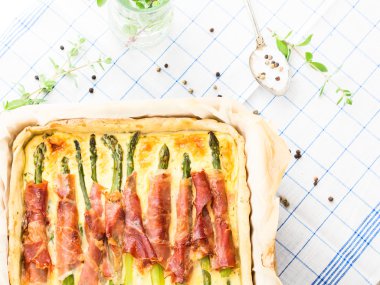 Kuşkonmaz, prosciutto ile mercanköşk kokulu kiş pasta