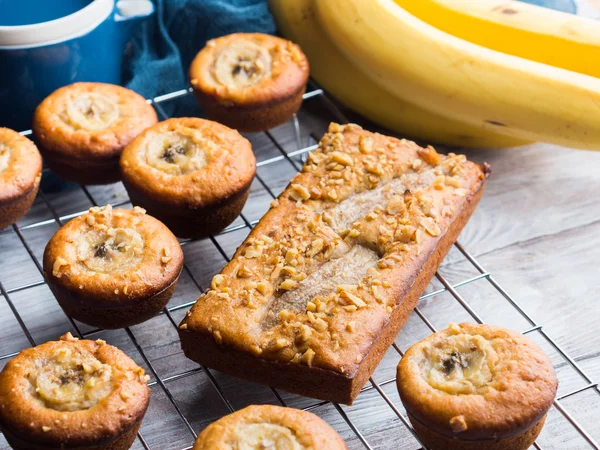 Свіжоспечений банановий торт і кекси — стокове фото