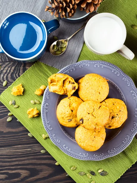 Home made sweet pumpkin muffins. Vertical — Stock Photo, Image