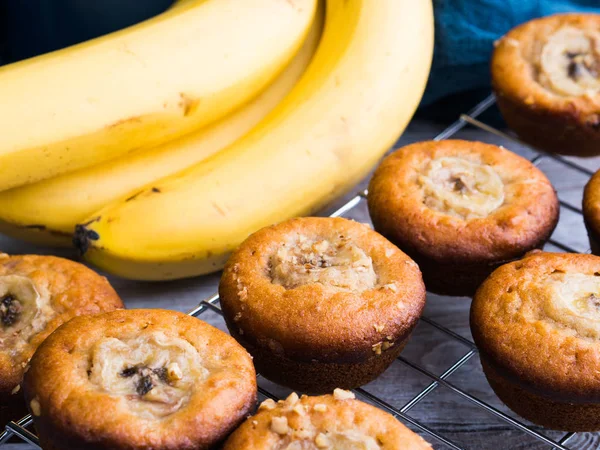 Muffin di banana fatti in casa sulla griglia — Foto Stock