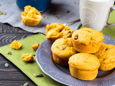 Kabak ve elma kek üzümlü