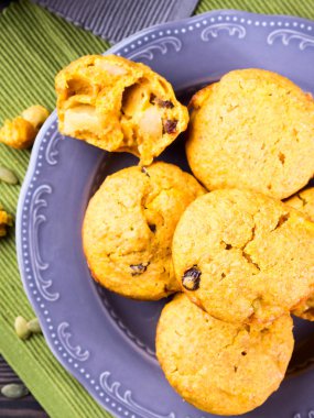 Kabak ve elma kek. Dikey. Portre