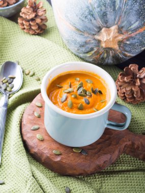 Yeşil pastel bardak kabak kremalı çorba. Dikey