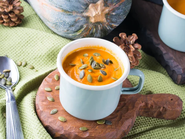Sup krim labu dalam cangkir pastel hijau — Stok Foto