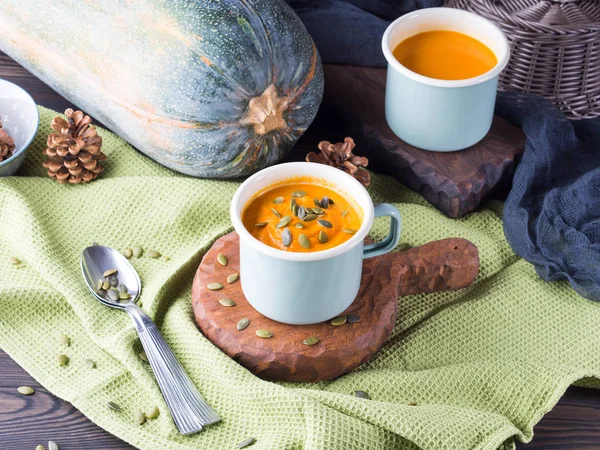 Sup krim labu buatan rumah dalam gelas hijau — Stok Foto