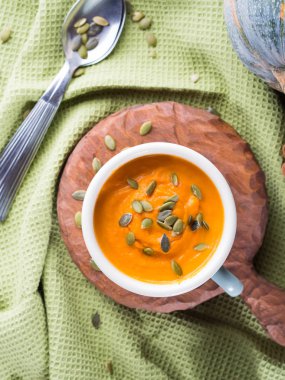 Emaye bardak kabak kremalı çorba. Üstten Görünüm