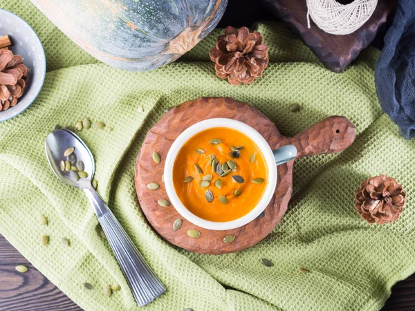 Soupe à la crème de citrouille dans des tasses vertes. Style rustique — Photo