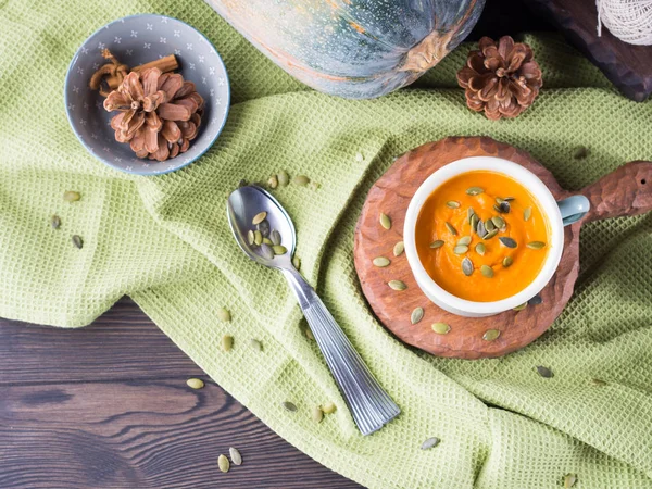 Sup krim labu di cangkir pastel hijau — Stok Foto