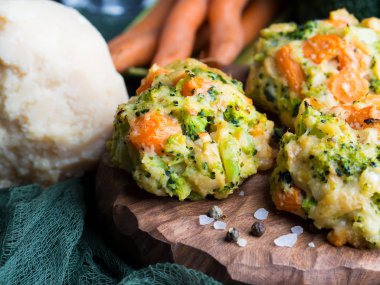 Vejetaryen ısırıkları havuç ve brokoli ile