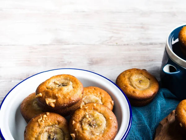 Muffins aux bananes faits maison sur une serviette bleue. Espace de copie — Photo