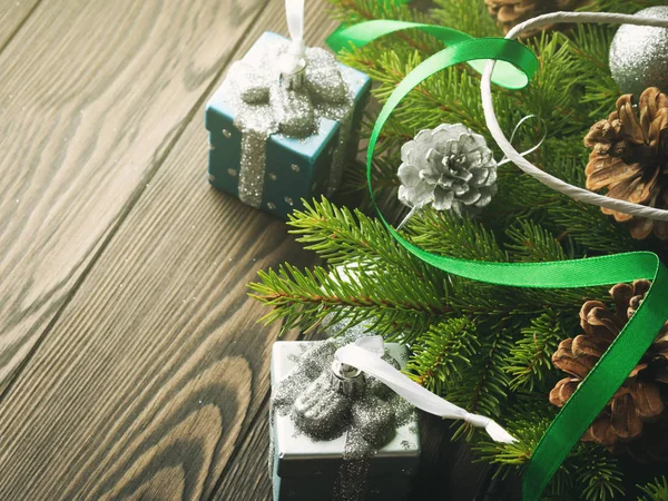 Ramas de abeto con decoraciones navideñas — Foto de Stock