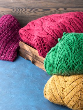 Kış bayanlar yün kazak. Örme giyim. Dikey