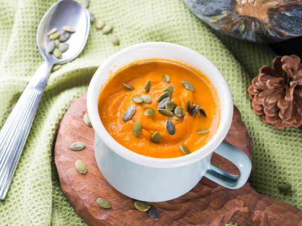 Öğle yemeği için krem kabak çorbası. Portre